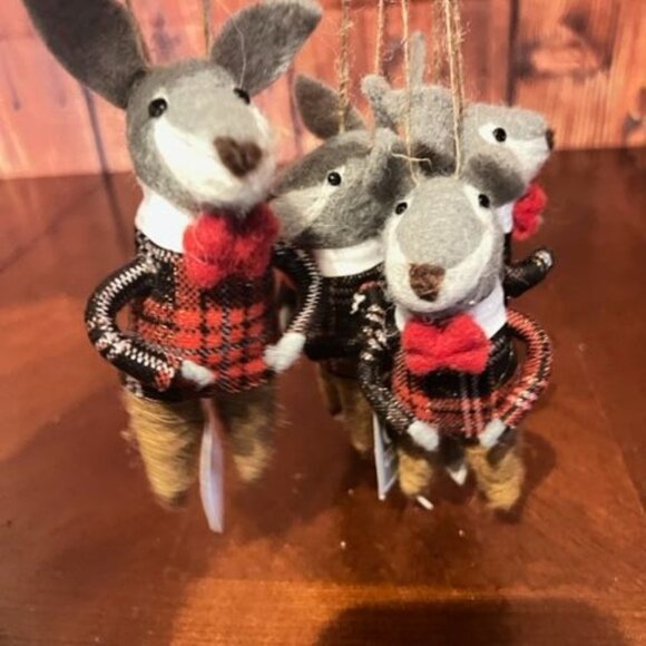 Set Of 4 Gallerie II Felt kangaroo Christmas Ornaments W Bow Tie & Tartan Vest - Picture 1 of 6
